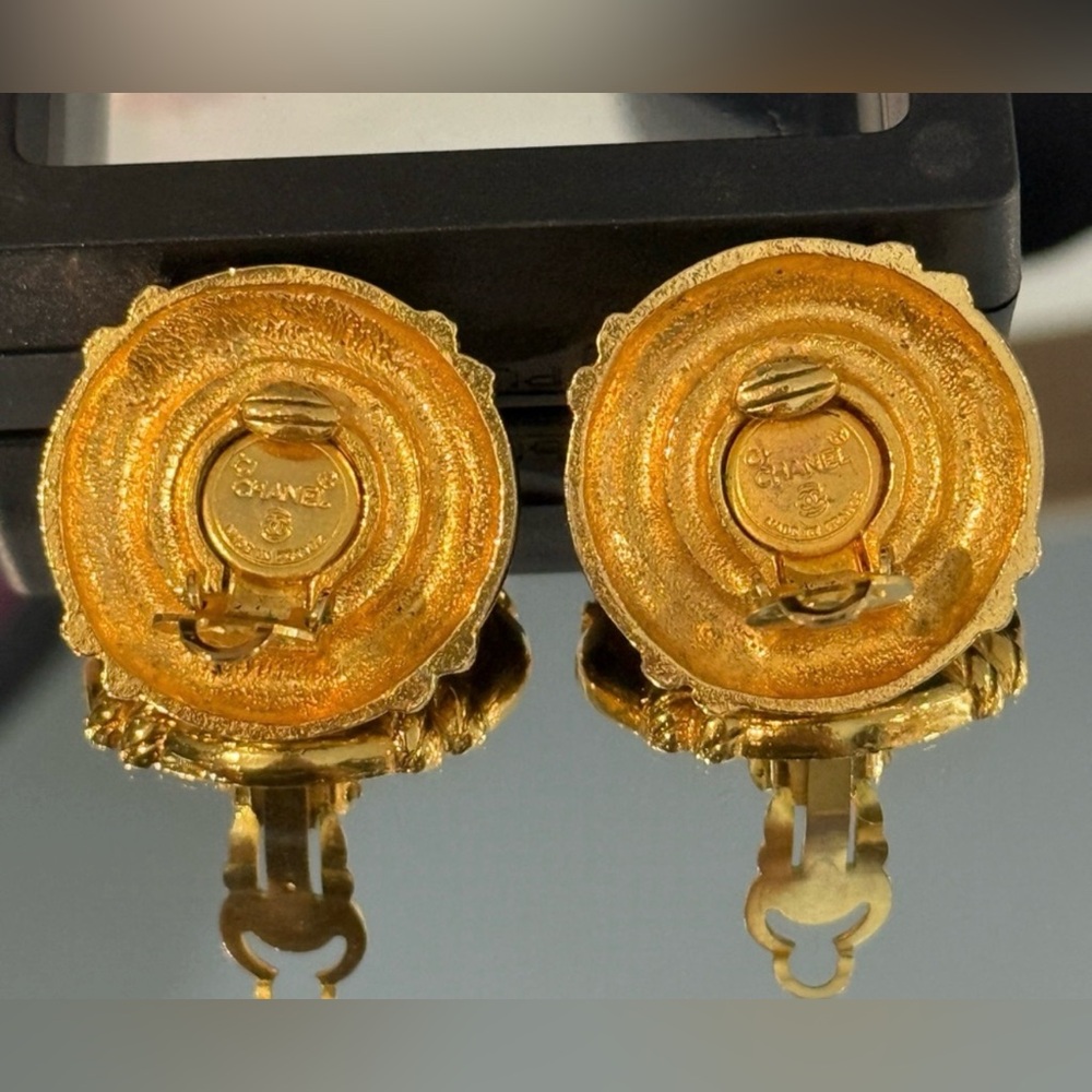 Vintage CHANEL 24K Gold Plated Faux Pearl Earrings Circa 1980’s - Picture 7 of 10